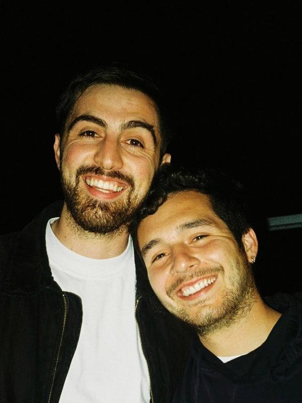 Los dos fundadores de alba, sonriendo juntos.